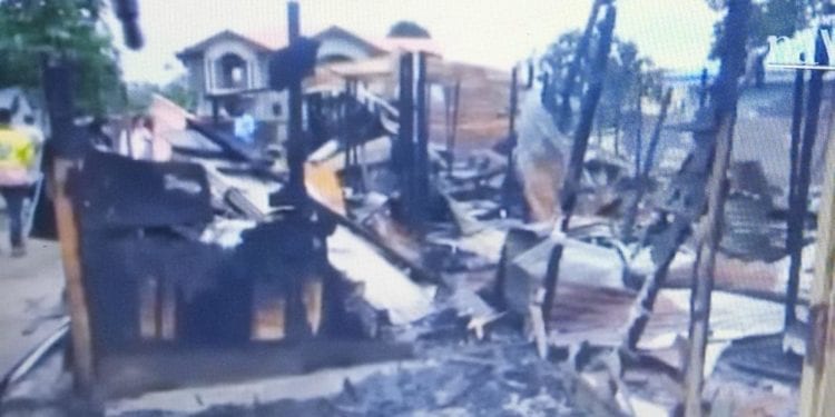 Un incendio ha devastado mas de 30 viviendas en el barrio paraiso en Malabo