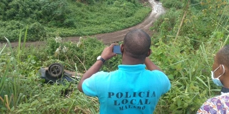 Un vehículo cae por un barranco cerca del colegio - Guineo Turco en la autopista Malabo II -Elá Nguema