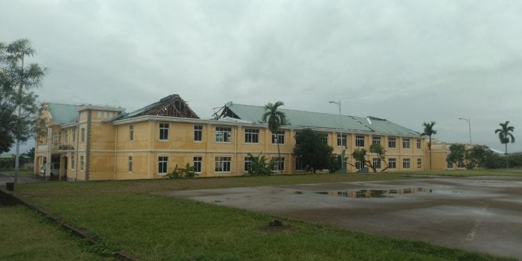 El tejado del centro integrado Pilar Buepoyo sigue abierto al sol y a las lluvias El pasado mes de junio un fuerte viento seco levantó 3 de los cuatro tejados de este colegio ubicado en el barrio Carmaremi de Malabo.