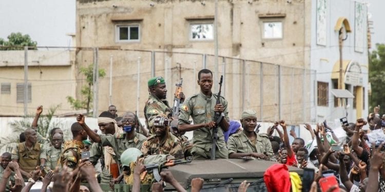 Malí: Detenidos el Presidente y el primer ministro por soldados amotinados