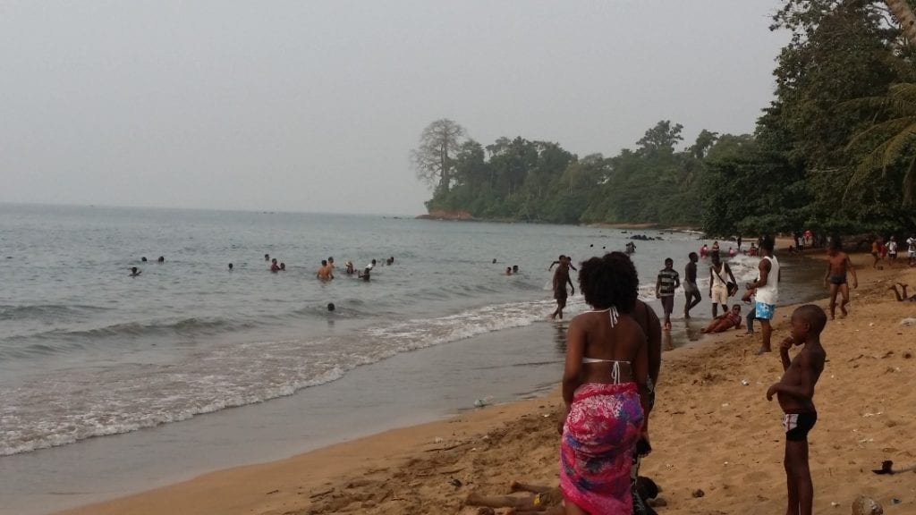 Entre la clandestinidad y las ansias de desahogo, las playas de Malabo registran una tímida afluencia