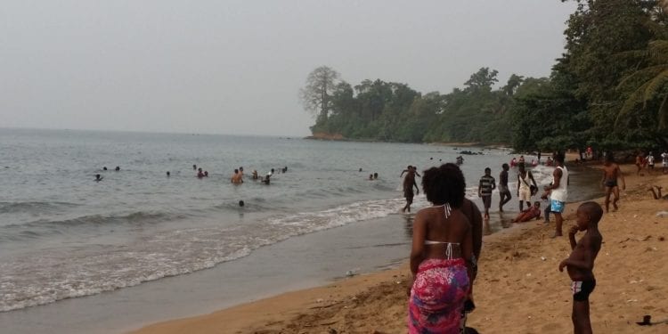 Entre la clandestinidad y las ansias de desahogo, las playas de Malabo registran una tímida afluencia