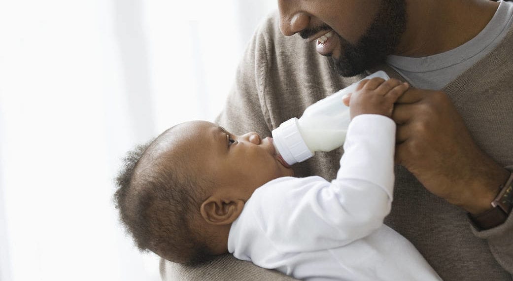 Los padres tendrán por primera vez permisos de tres días remunerables por derecho de paternidad