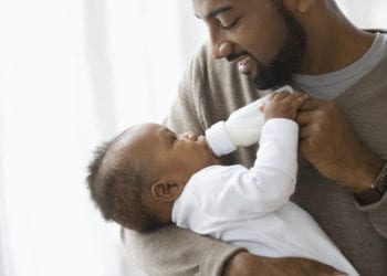 Los padres tendrán por primera vez permisos de tres días remunerables por derecho de paternidad