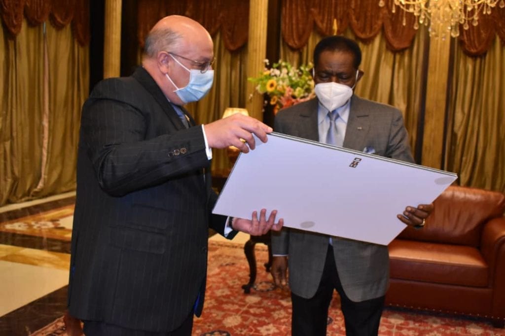 Los embajadores de Camerún y España se despiden del Presidente de la