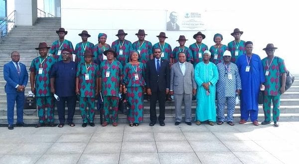 El ministro de minas recibe a una delegación de estudiantes nigerianos
