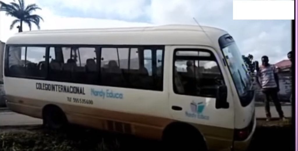 Un autobús del Colegio Internacional Nardy Educa pierde el control y choca con los bordes de la carretera de Sampaka