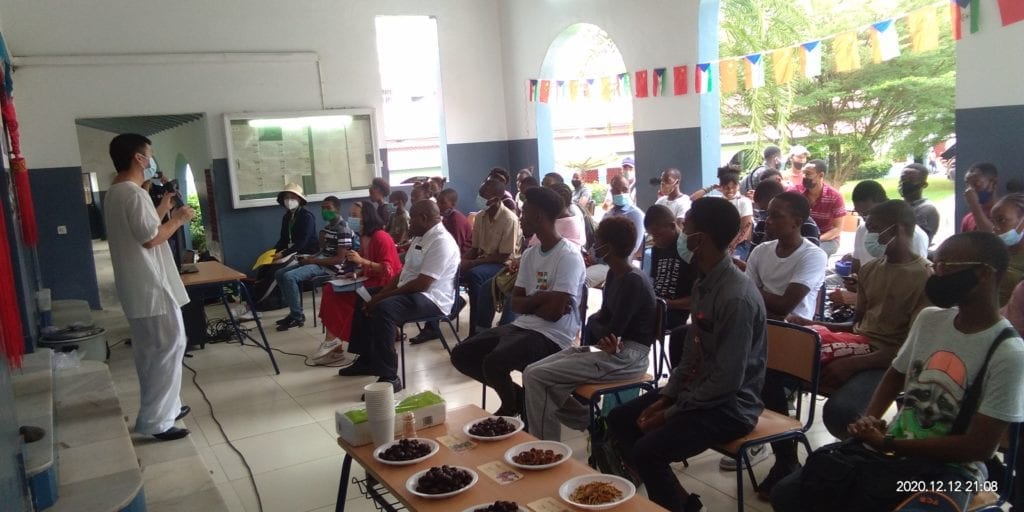 Un experto del equipo médico chino del hospital General de Malabo enseña a los estudiantes en la UNGE cómo alimentarse