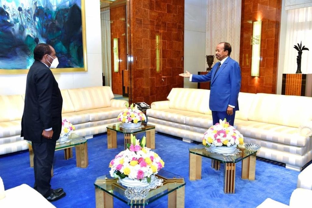 El Presidente camerunés Paul Biya, recibe en audiencia al ministro de Integración Regional de Guinea Ecuatorial