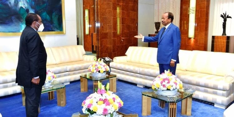 El Presidente camerunés Paul Biya, recibe en audiencia al ministro de Integración Regional de Guinea Ecuatorial