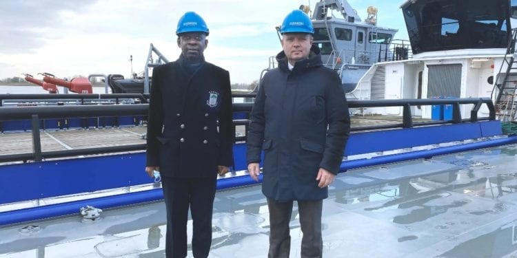 El embajador de G.E en Bruselas, visita uno de los astilleros de la importante empresa naval holandesa Damen.