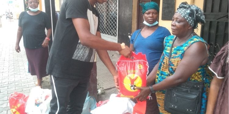 El Banco de Alimentos de Malabo reparte víveres a 27 familias del pueblo de Rebola