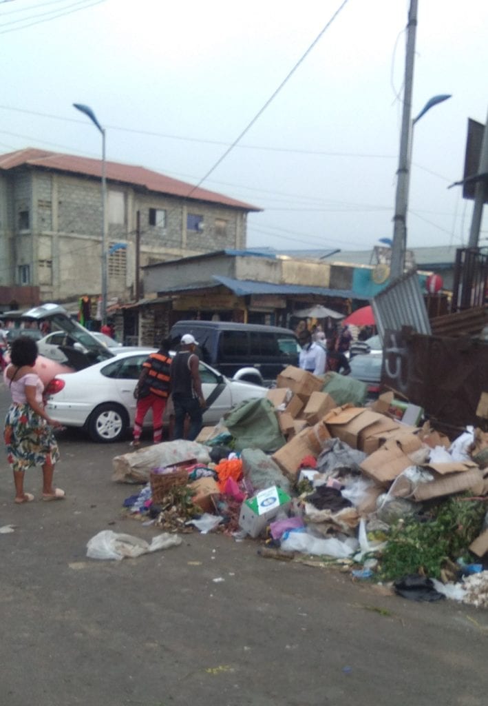 Vecinos denuncian acumulación de basura afuera del Mercado de Semu