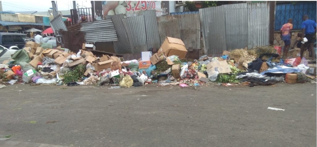 Vecinos denuncian acumulación de basura afuera del Mercado de Semu