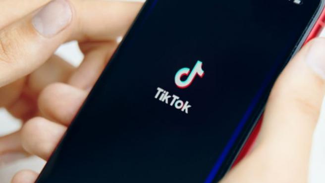 TikTok endurece sus normas para los menores: cuentas privadas automáticas y descarga de vídeos vetada