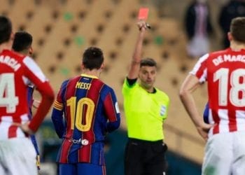 Leo Messi recibe su primera tarjeta roja con la camiseta del FC. Barcelona