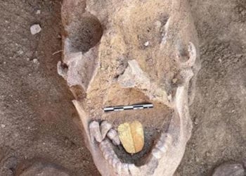 Hallan una momia en Egipto con lengua de oro