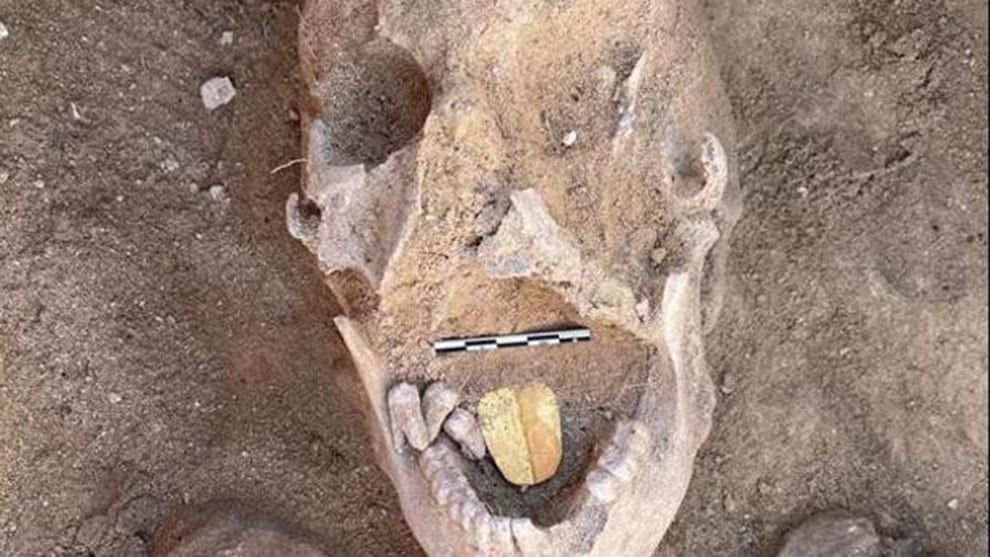 Hallan una momia en Egipto con lengua de oro