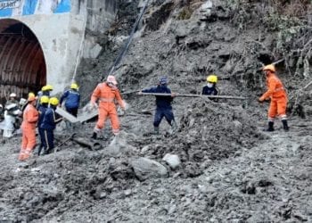 India: buscan a 37 personas tras colapso de un glaciar