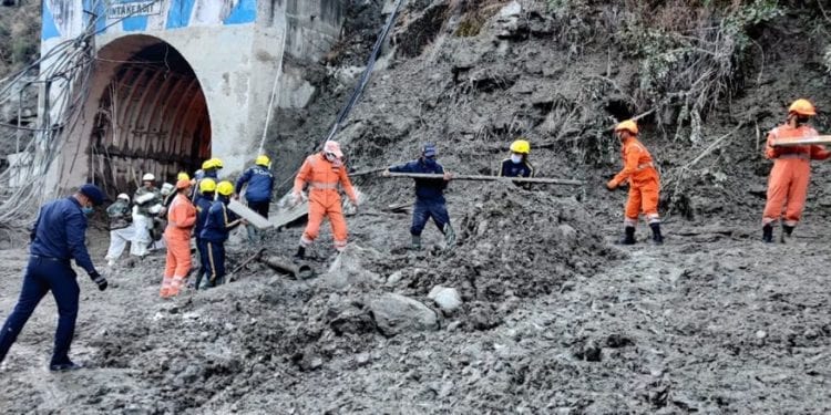 India: buscan a 37 personas tras colapso de un glaciar