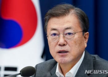 El mandatario de Corea del Sur, Moon Jae-in preside la Conferencia Subo de jefes y asesores en la Casa Azul
