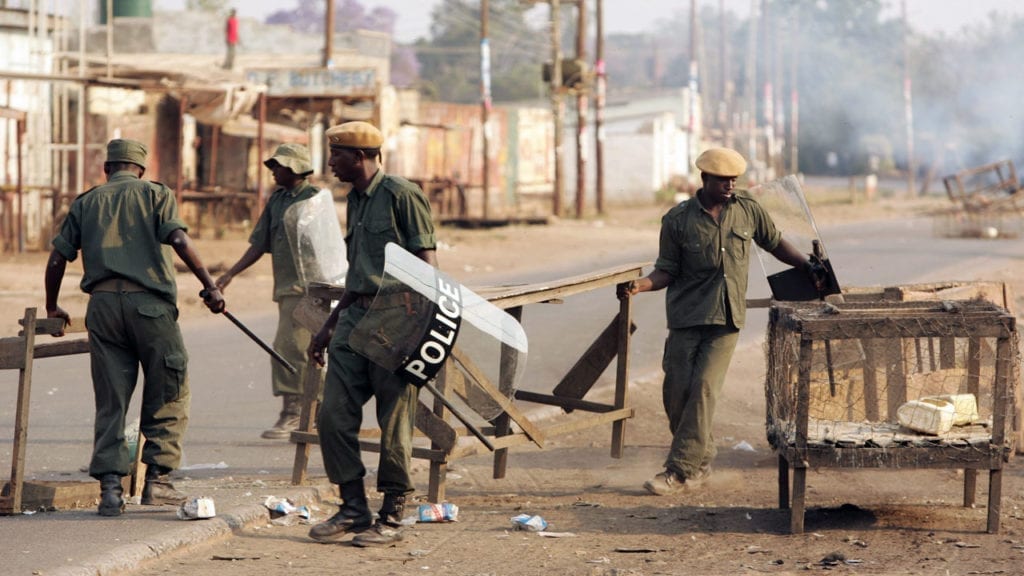 Un oficial de policía de Zambia acusado de matar a manifestantes
