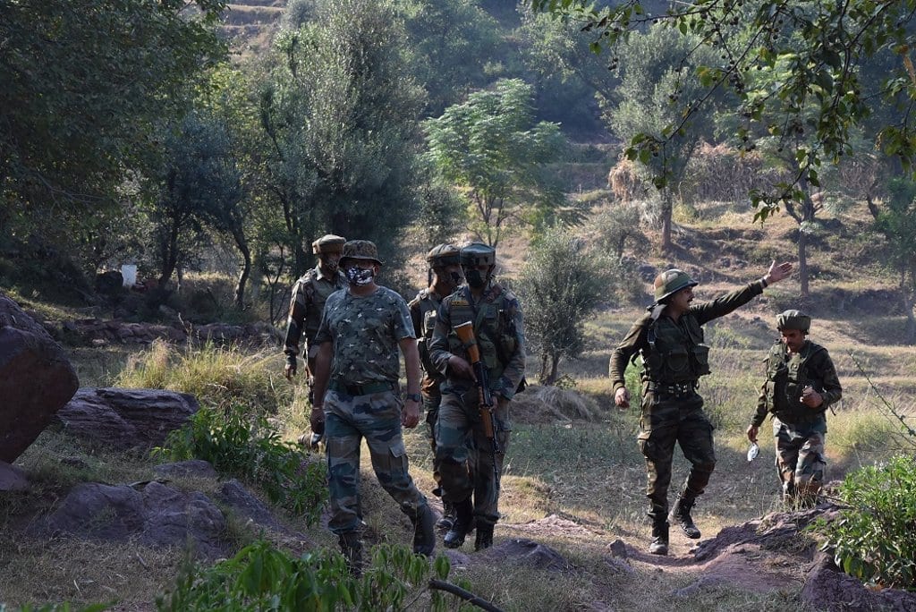 Un soldado indio en la parte de Cachemira bajo control de India