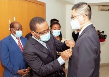 Guinea ecuatorial condecora a 21 médicos chinos con la medalla de la independencia