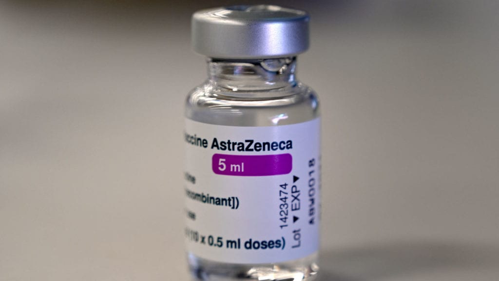 AstraZeneca dice que la vacuna es 76% efectiva en datos de ensayos actualizados en EE. UU.