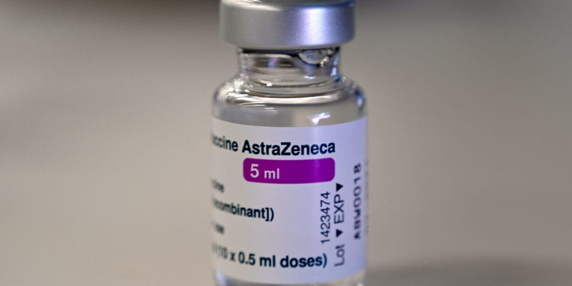AstraZeneca dice que la vacuna es 76% efectiva en datos de ensayos actualizados en EE. UU.