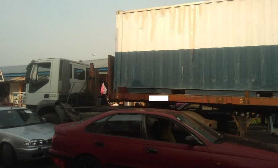 La circulación de camiones de más de 18 toneladas con contenedores amenaza la circulación en Malabo