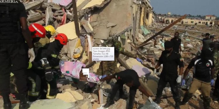 Explosiones en Bata: El equipo de rescate encuentra con vida a una niña de unos 5 años bajo los escombros