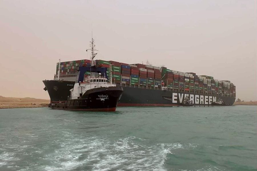 Un megabuque provoca el caos en el Canal de Suez y atasca el comercio global