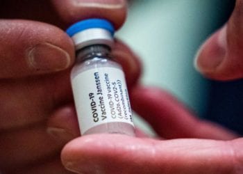 El suspenso de la vacuna de J&J altera los planes de EE. UU. y Europa