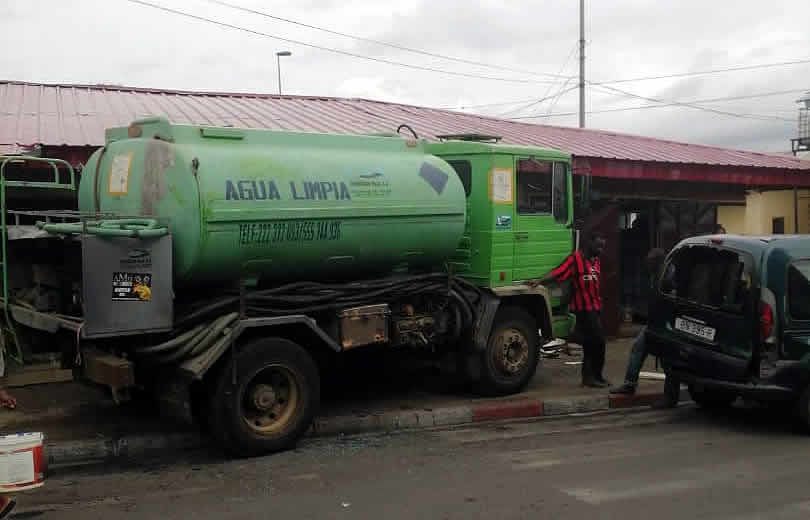 Un camión cisterna impacta contra una vivienda en Elá-Nguema