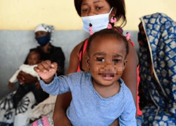 mujeres acudiendo a los centros de vacunación con sus hijos. Imagen de UNICEF