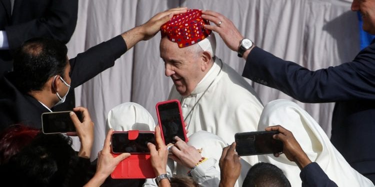 el papa Francisco sonriéndole a los fieles que acudieron al Vaticano. imagen de EFE
