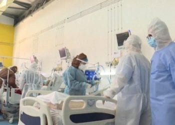 médicos atendiendo a enfermos de covid 19 en un hospital de Túnez. imagen de africa news