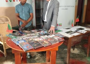 El Embajador de Portugal en Malabo dona una videoteca a la Asociación Cinematográfica de Guinea Ecuatorial (ACIGE)
