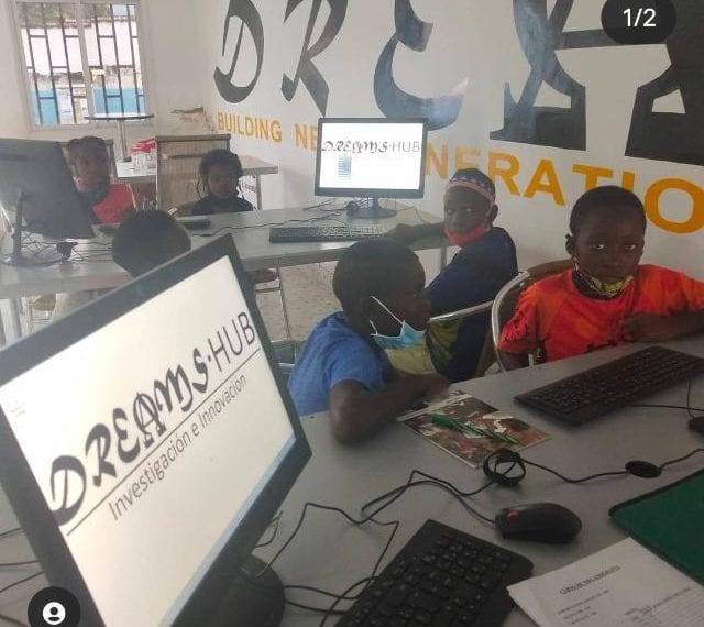 Niños utilizando los ordenadores en la sede de Dreams Hub