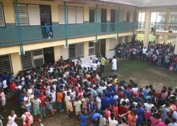 Imagen de archivo de alumnos concentrados en un centro escolar de la ciudad de Malabo