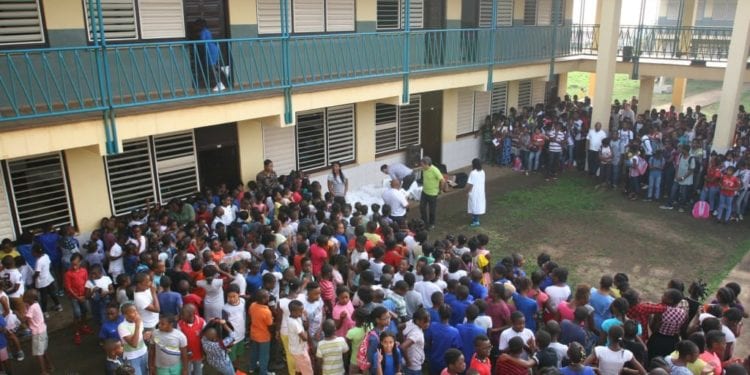 Imagen de archivo de alumnos concentrados en un centro escolar de la ciudad de Malabo