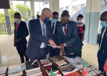 La embajada de Portugal en Guinea Ecuatorial dona una mini biblioteca de libros en lengua portuguesa al instituto Rey Malabo