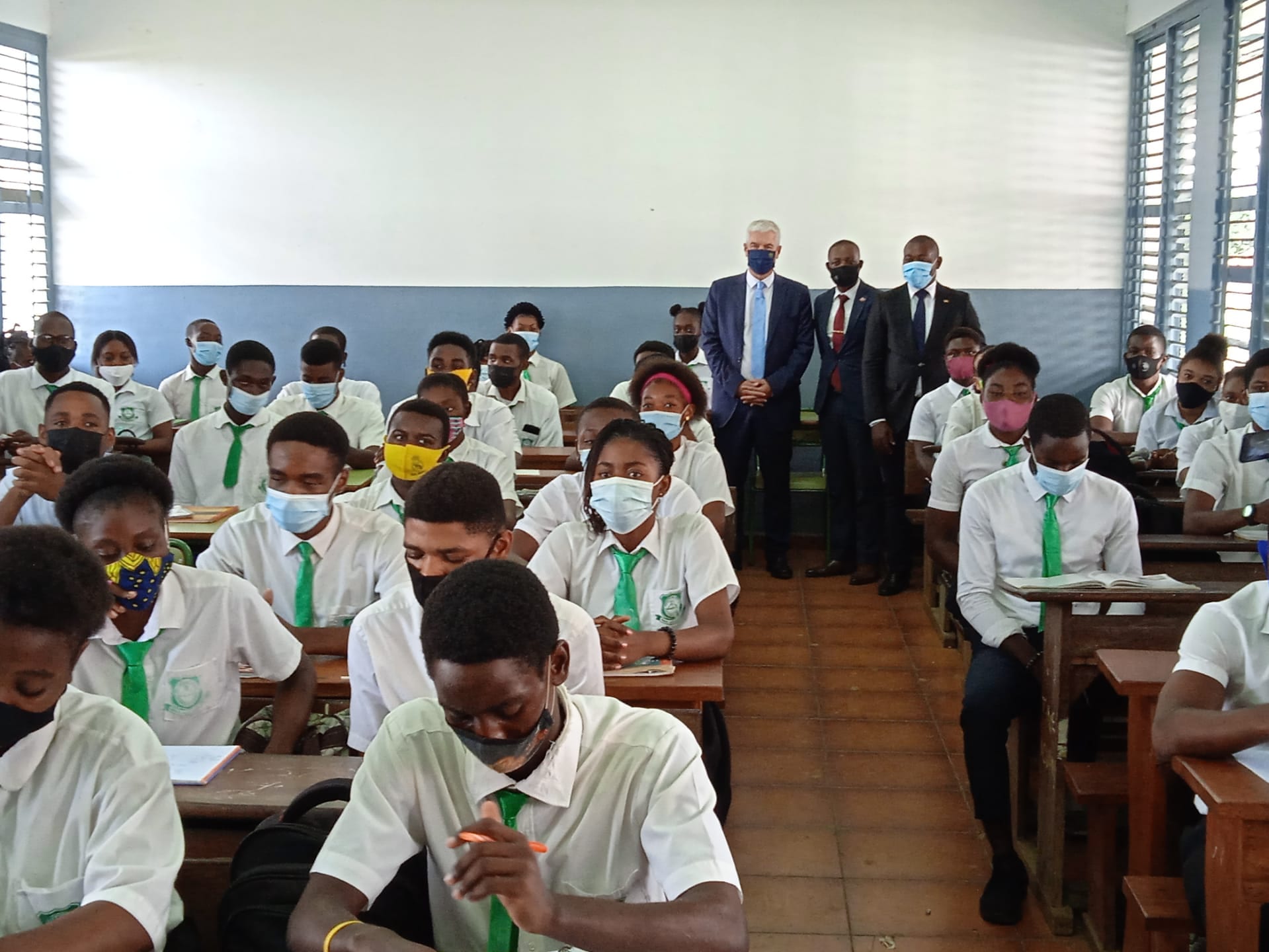 La embajada de Portugal en Guinea Ecuatorial dona una mini biblioteca al instituto Rey Malabo