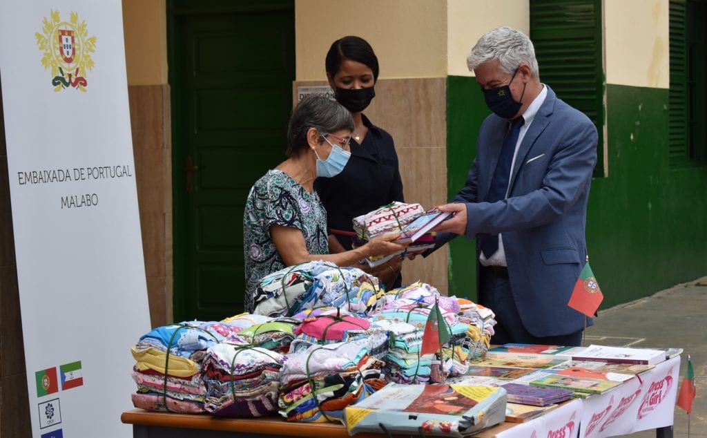La embajada de Portugal dona prendas y libros al colegio Virgen María de África
