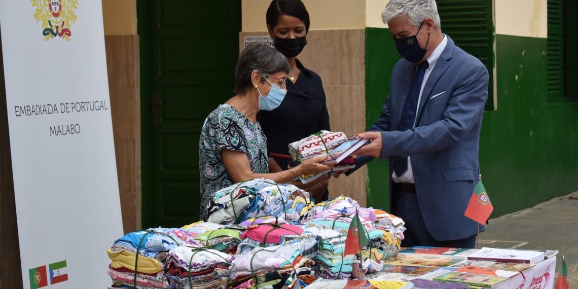 La embajada de Portugal dona prendas y libros al colegio Virgen María de África