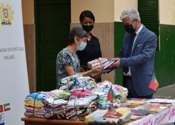 La embajada de Portugal dona prendas y libros al colegio Virgen María de África