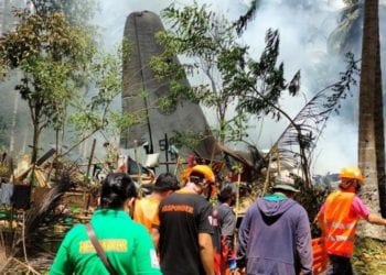 Al menos 29 muertos al estrellarse un avión militar en el sur de Filipinas
