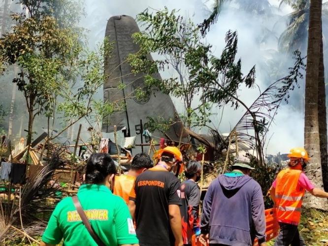 Al menos 29 muertos al estrellarse un avión militar en el sur de Filipinas