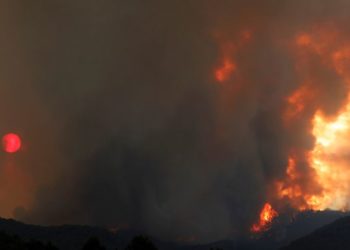 Bomberos y UME luchan contra un gran incendio forestal en Tarragona y Barcelona